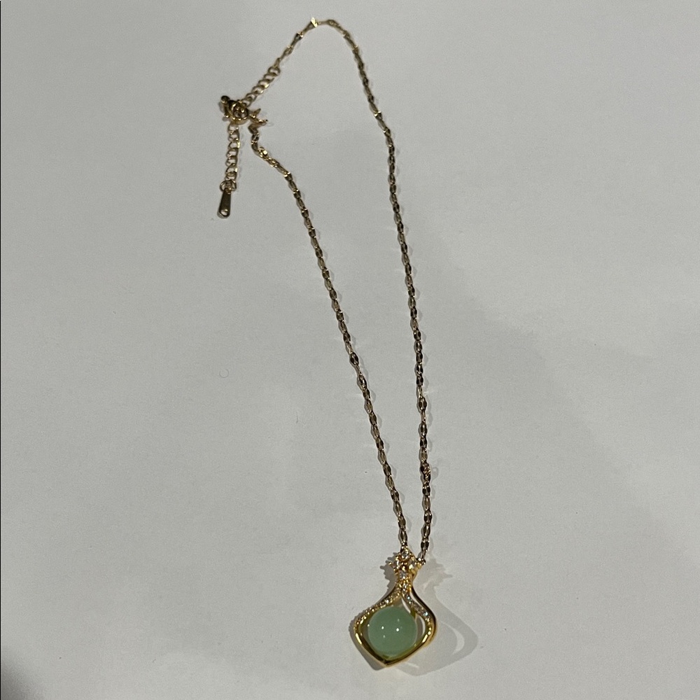 Stainless Steel 18k gold plating Elegant Gold Necklace with Green opal Pendant.